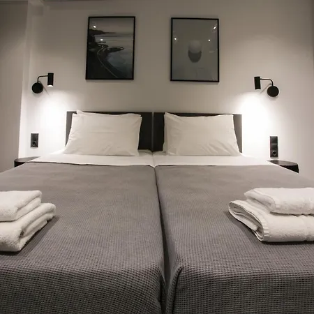 Bed & Breakfast White Trilogy 4*