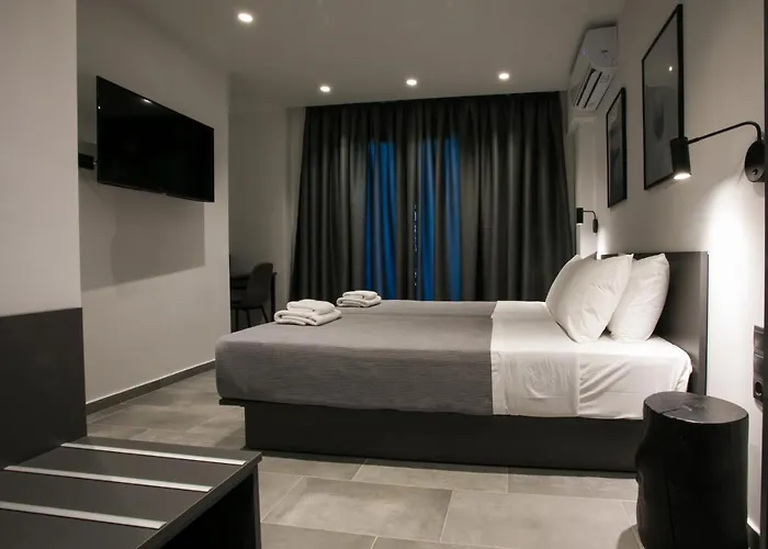 Bed & Breakfast White Trilogy 4*